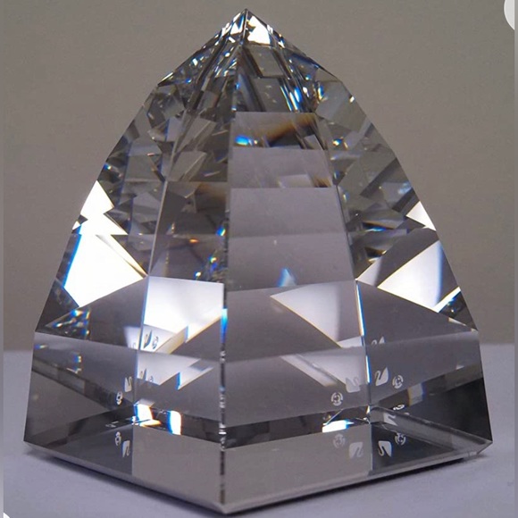 Swarovski crystal paperweight pyramid like new condition - Picture 1 of 4